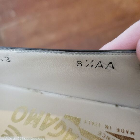 Salvatore Ferragamo heeled shoes size 8.5 AA - Picture 3 of 4